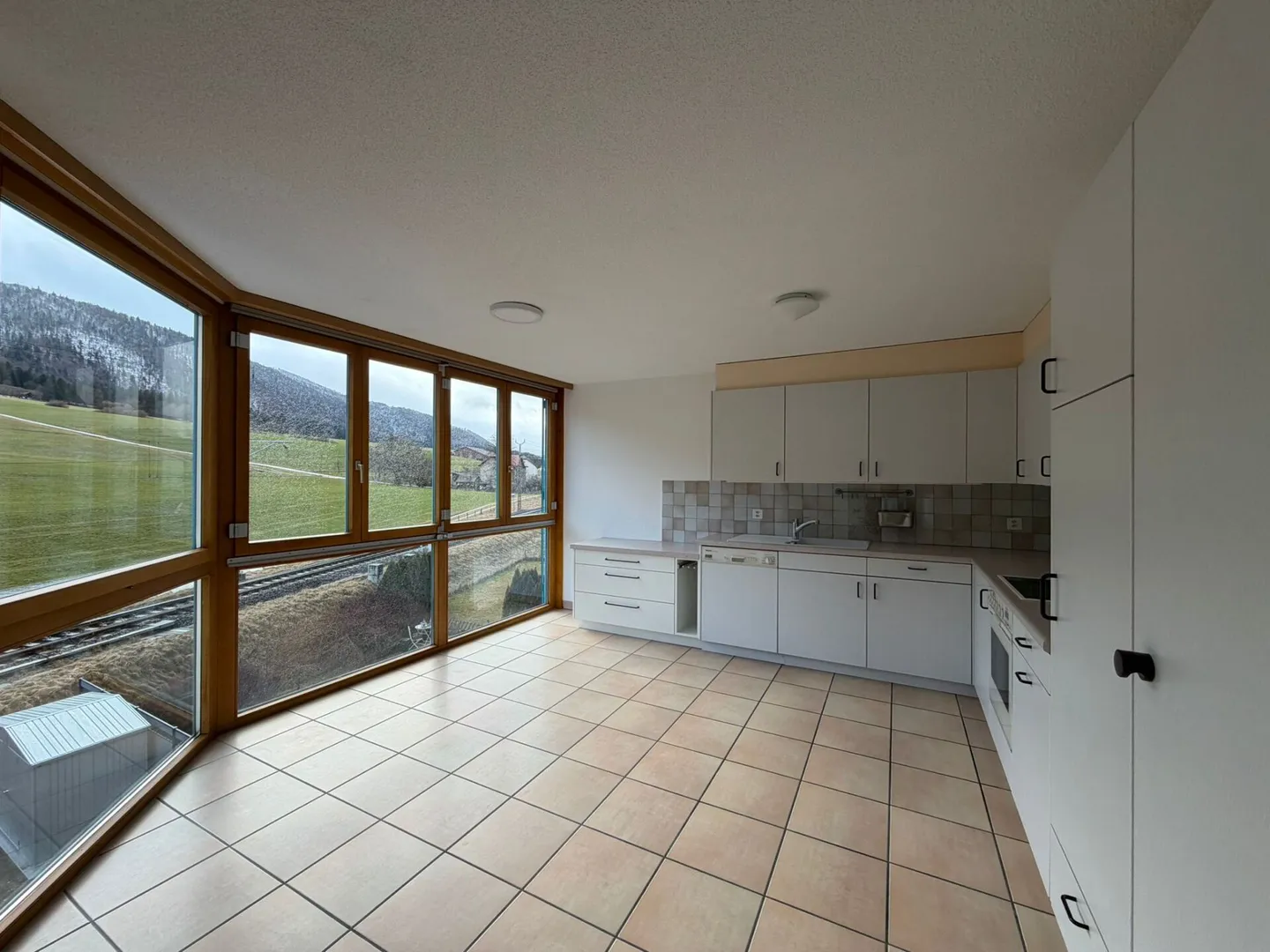 Courtelary, bellissimo appartamento 3.5 locali al 2° piano con terrazza, ascensore e garage - Foto 2 di 8