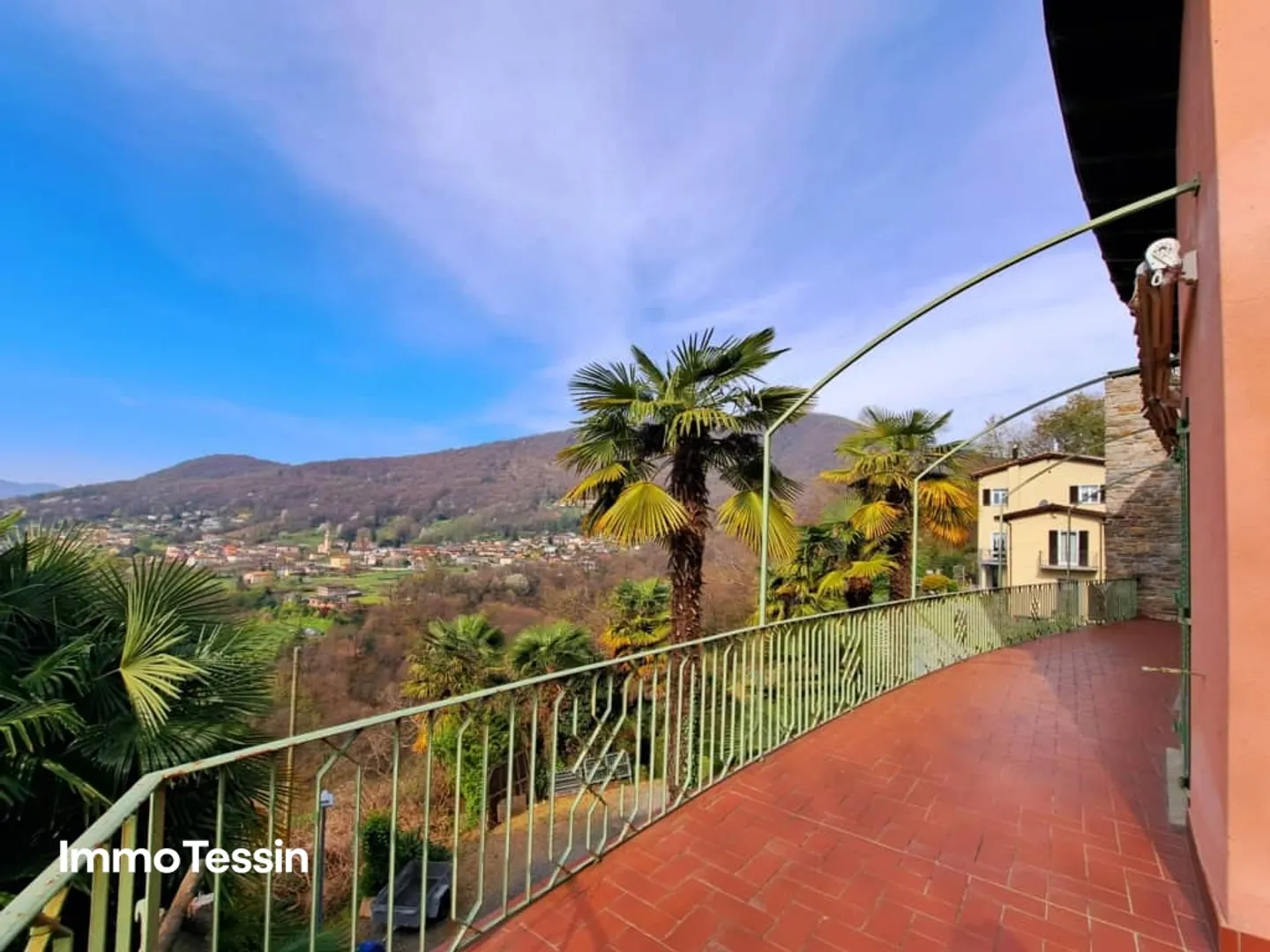 OPPORTUNITÀ: Villa esclusiva ed elegante con fascino senza tempo e vista sul Lago di Lugano - Foto 2 di 13