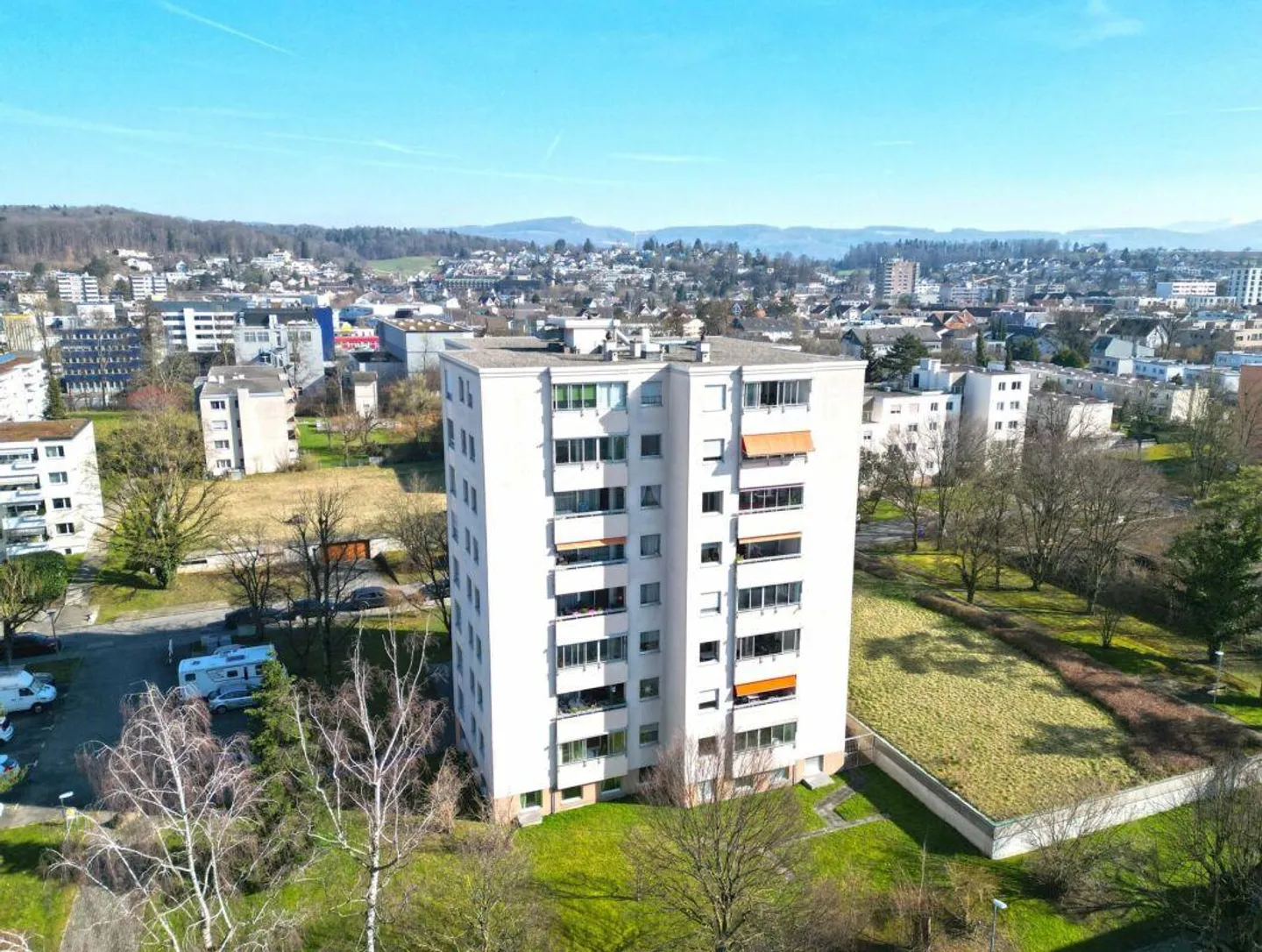 Grosse 2.5-Zimmerwohnung (ehemals 3.5-Zi.) mit verglastem Balkon, inkl. Autoeinstellplatz - Foto 1 von 13