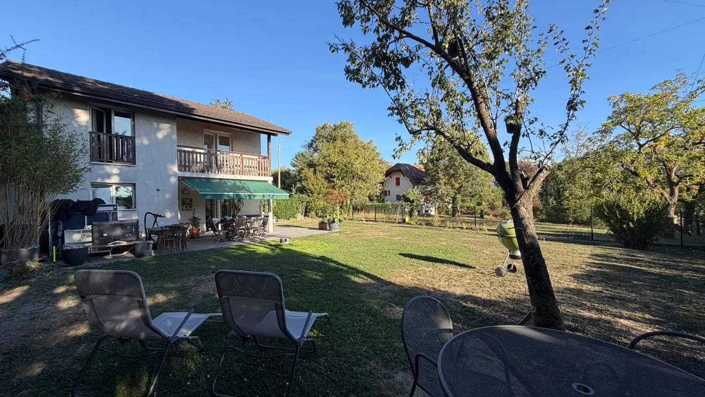 Family home with beautiful garden and unobstructed view - Photo 2 of 13
