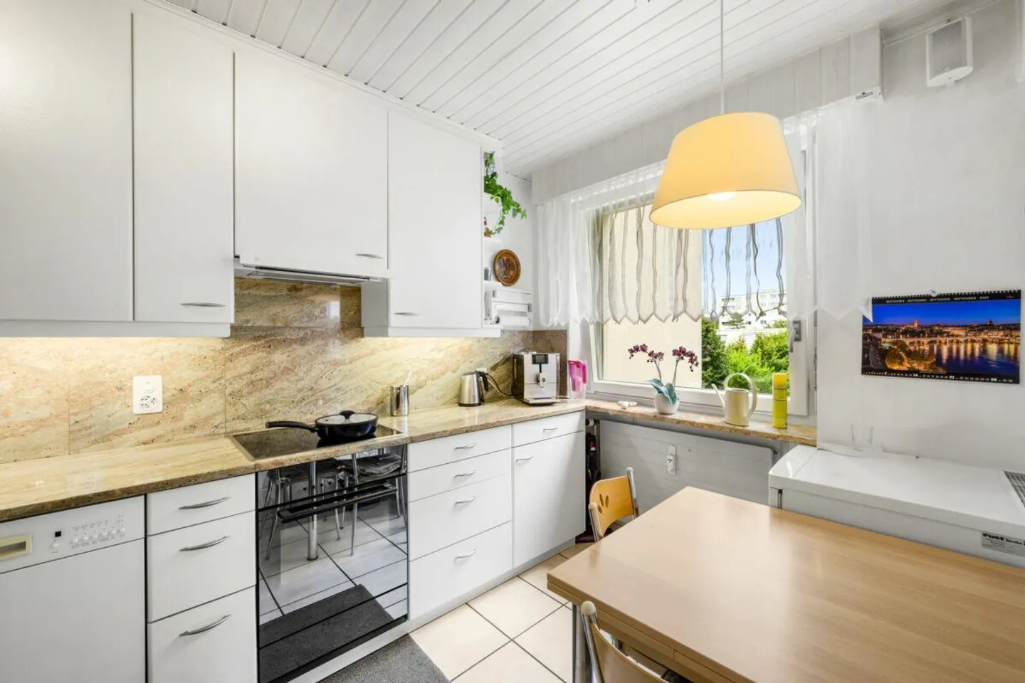 Grosse 2.5-Zimmerwohnung (ehemals 3.5-Zi.) mit verglastem Balkon, inkl. Autoeinstellplatz - Foto 4 von 13