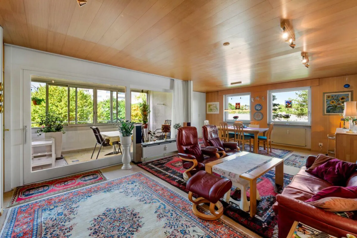 Grosse 2.5-Zimmerwohnung (ehemals 3.5-Zi.) mit verglastem Balkon, inkl. Autoeinstellplatz - Foto 5 von 13