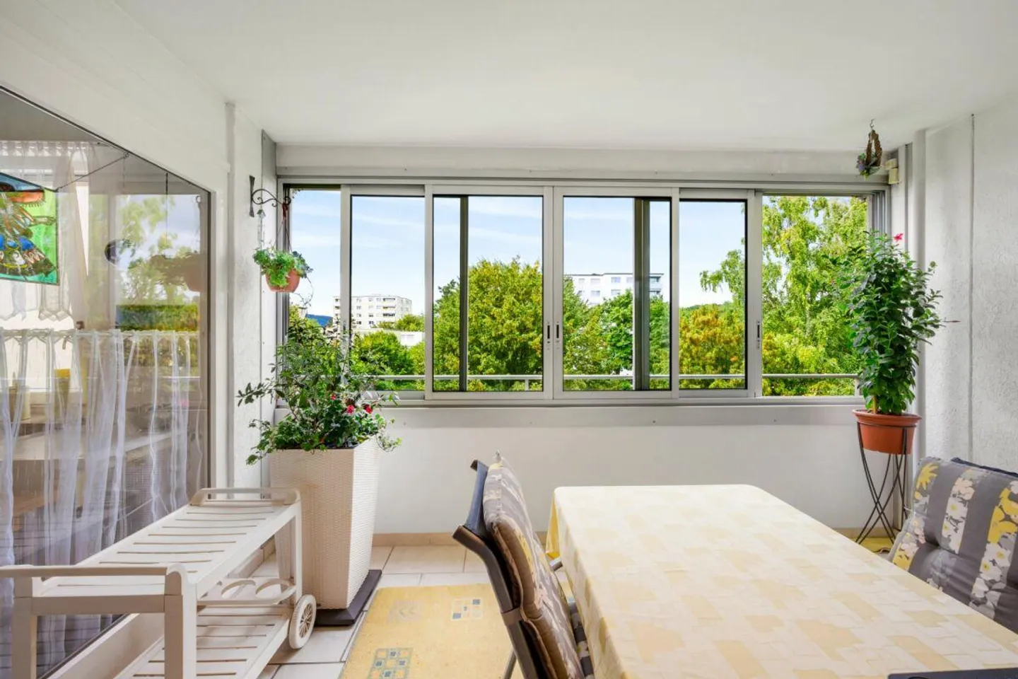 Grosse 2.5-Zimmerwohnung (ehemals 3.5-Zi.) mit verglastem Balkon, inkl. Autoeinstellplatz - Foto 7 von 13