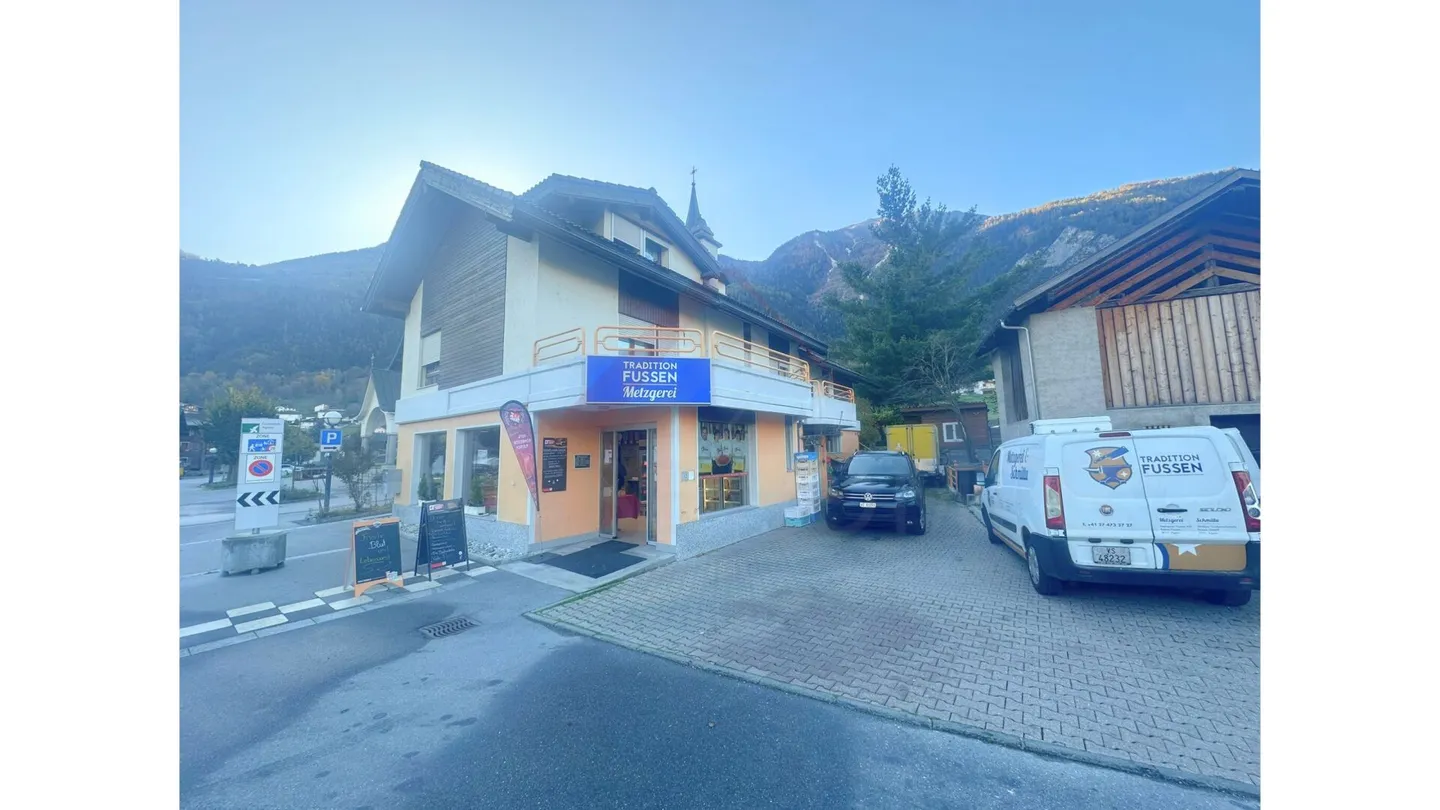 Unica opportunità di investimento - Spazio commerciale, appartamento di 5,5 stanze e terreno in un pacchetto - Foto 2 di 7