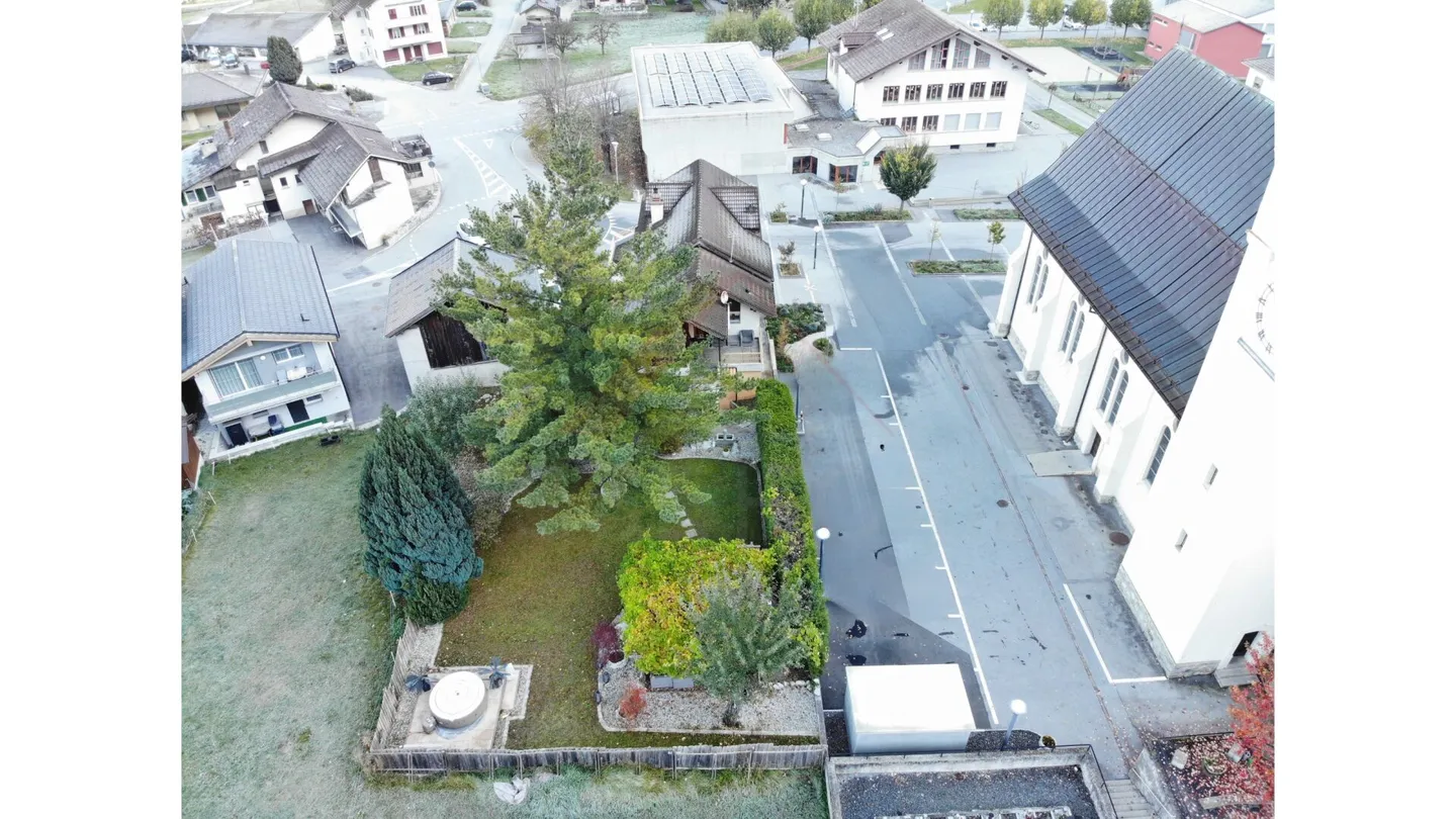 Unica opportunità di investimento - Spazio commerciale, appartamento di 5,5 stanze e terreno in un pacchetto - Foto 3 di 7