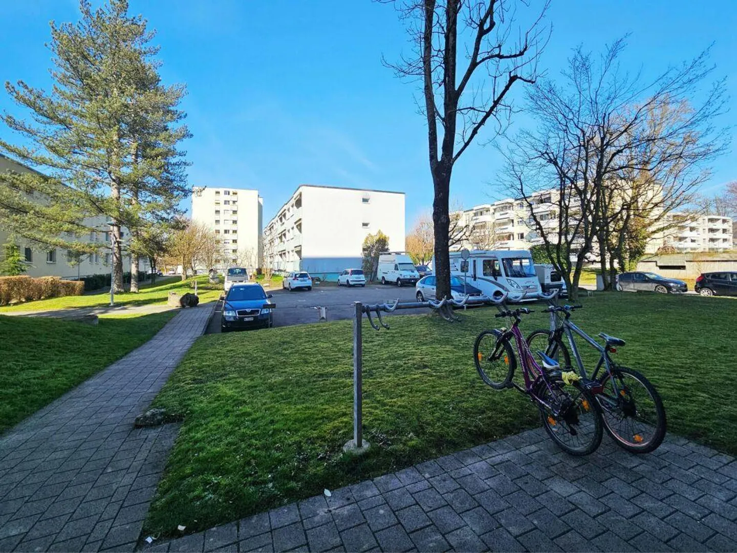Grosse 2.5-Zimmerwohnung (ehemals 3.5-Zi.) mit verglastem Balkon, inkl. Autoeinstellplatz - Foto 12 von 13