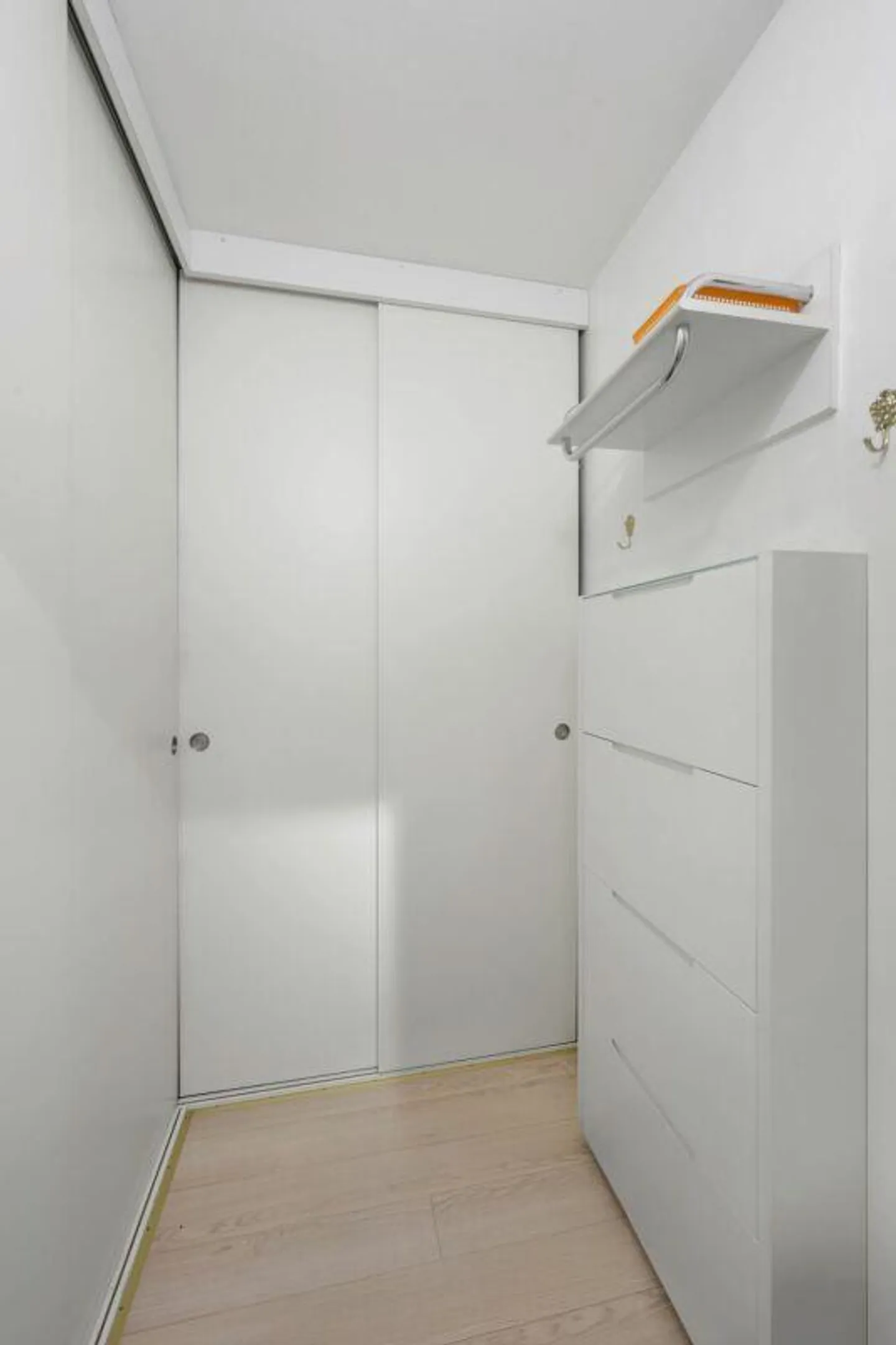 Grosse 2.5-Zimmerwohnung (ehemals 3.5-Zi.) mit verglastem Balkon, inkl. Autoeinstellplatz - Foto 10 von 13