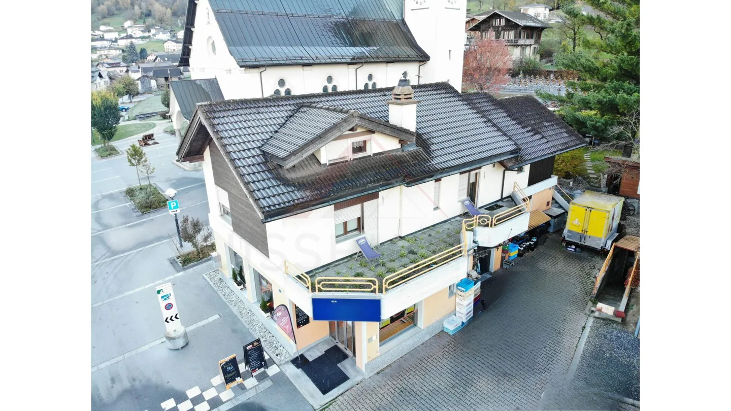 Unica opportunità di investimento - Spazio commerciale, appartamento di 5,5 stanze e terreno in un pacchetto - Foto 1 di 7