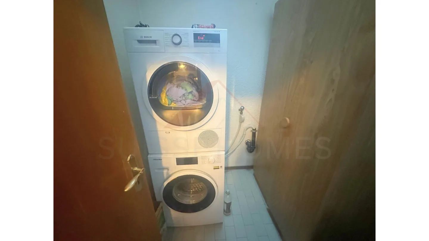 Opportunité d'investissement unique à Agarn - Espace commercial, appartement de 5,5 pièces et terrain - Photo 6 sur 8