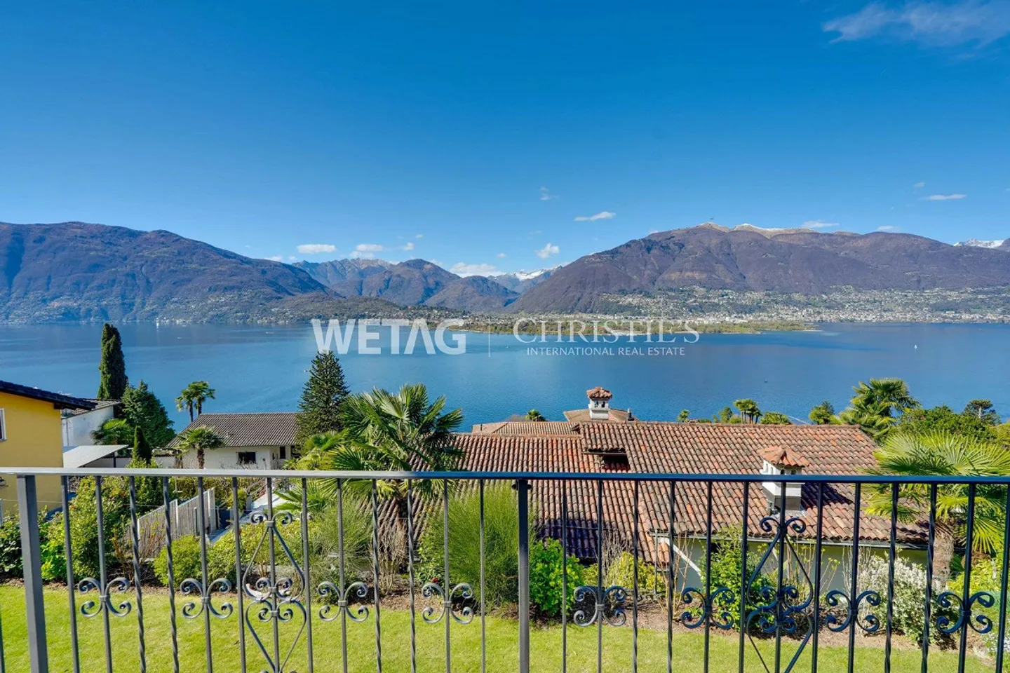 Gambarogno?San Nazzaro: modern villa with panoramic views of Lake Maggiore, also ideal as a holiday residence, for sale - Photo 1 of 13