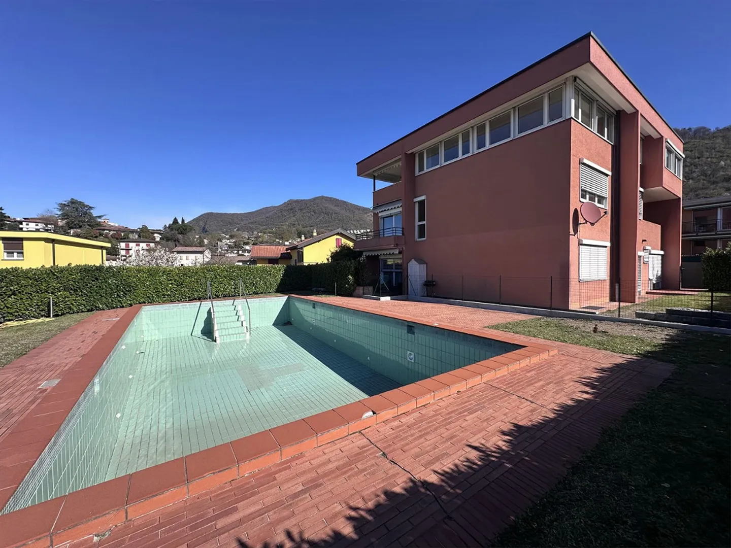 IMPERDIBILE ATTICO 4.5 CON PISCINA E VISTA PANORAMICA - Foto 2 di 13