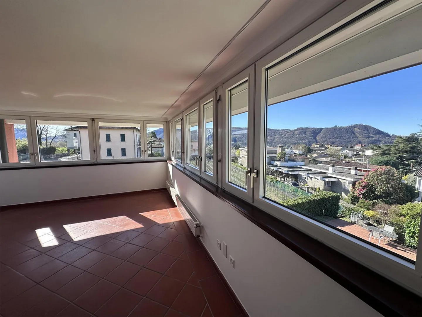 IMPERDIBILE ATTICO 4.5 CON PISCINA E VISTA PANORAMICA - Foto 6 di 13