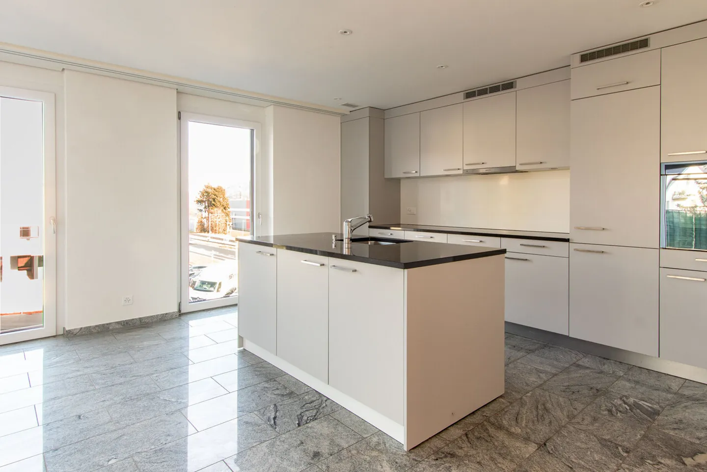 Grosszügige moderne 4,5-Zimmer-Wohnung zur Miete im Herzen von Moudon - Photo 4 of 11