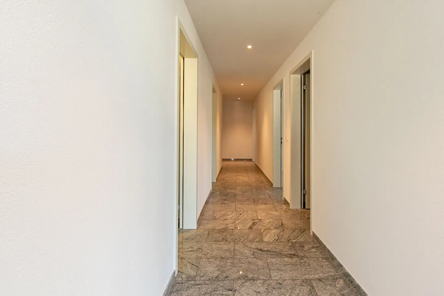 Grosszügige moderne 4,5-Zimmer-Wohnung zur Miete im Herzen von Moudon - Photo 9 of 11