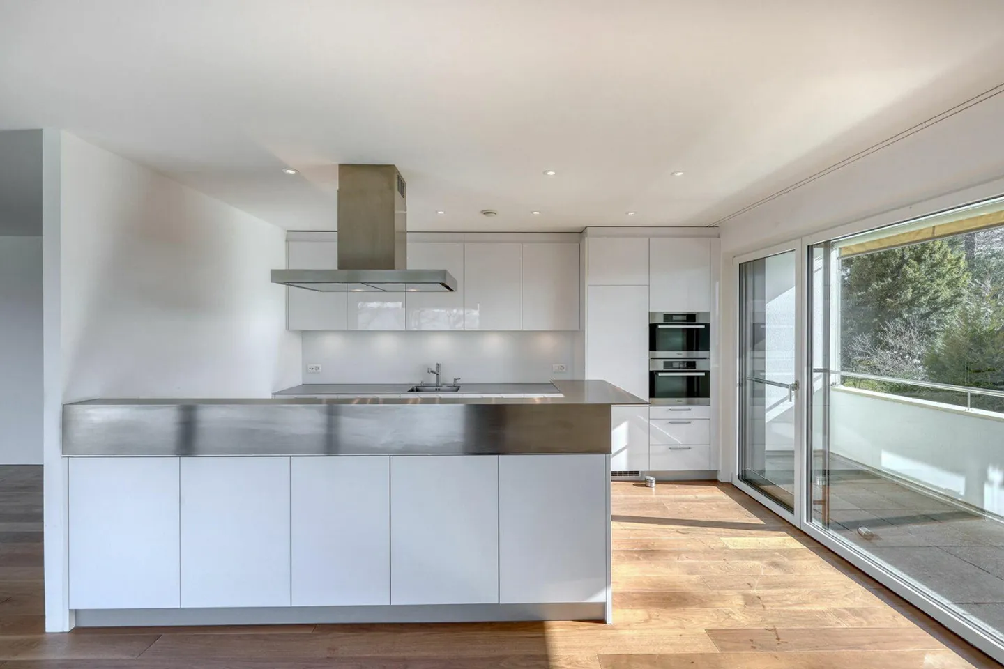 Elegant Maisonette with Lake View and Sun Terraces - Photo 4 of 9