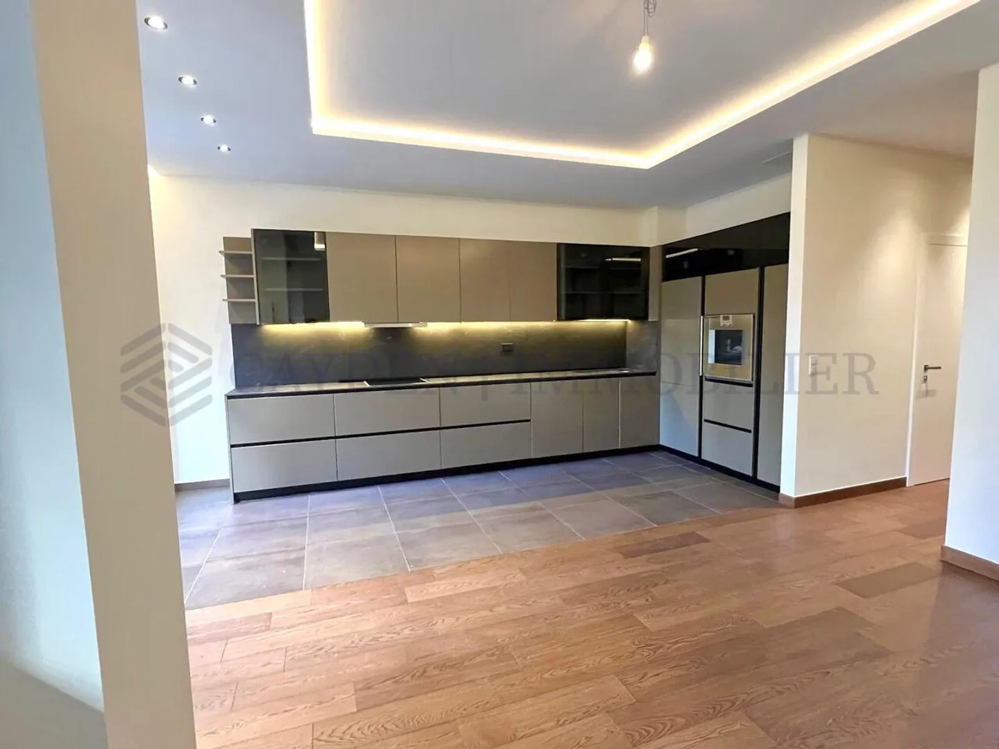 Luxurious 4-room renovated apartment with terrace and garden in the city center - Photo 1 of 9