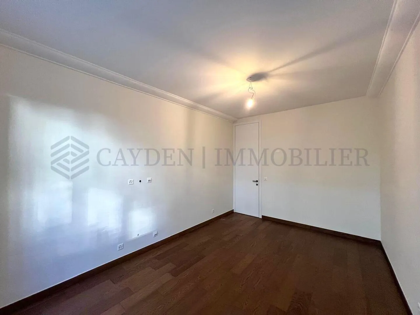 Luxurious 4-room renovated apartment with terrace and garden in the city center - Photo 7 of 9