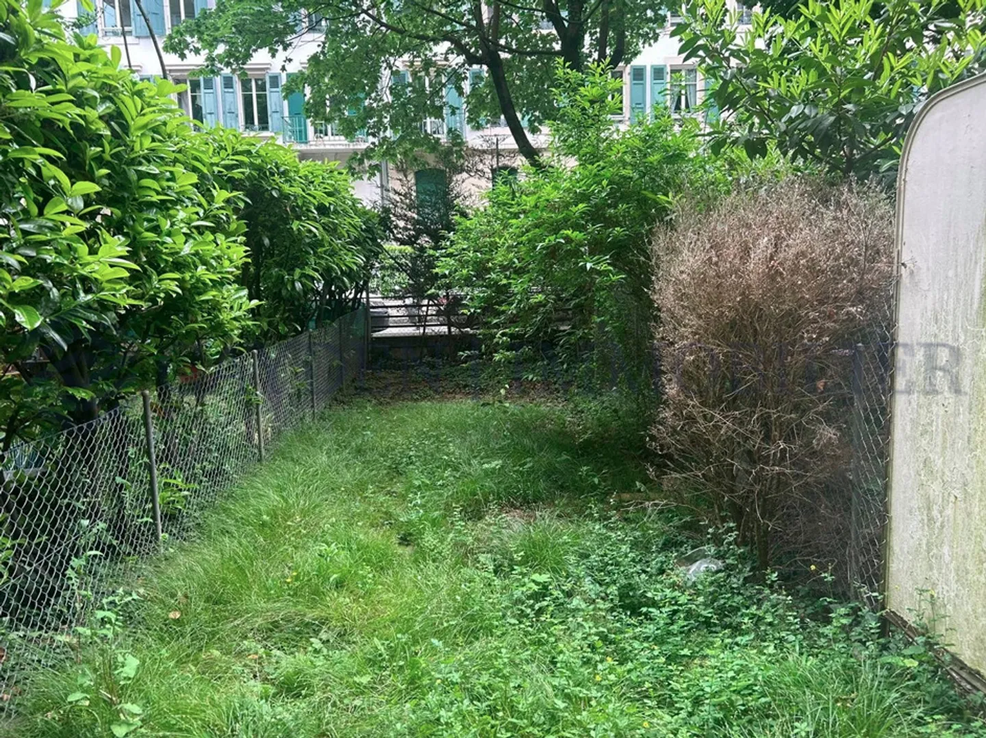 Luxurious 4-room renovated apartment with terrace and garden in the city center - Photo 9 of 9