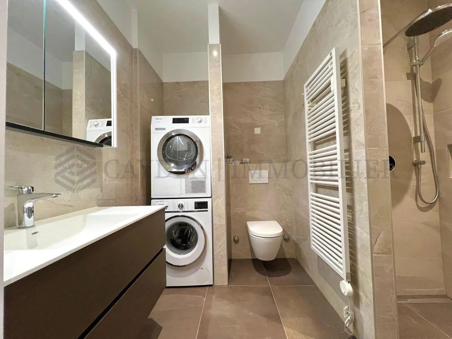 Luxurious 4-room renovated apartment with terrace and garden in the city center - Photo 6 of 9