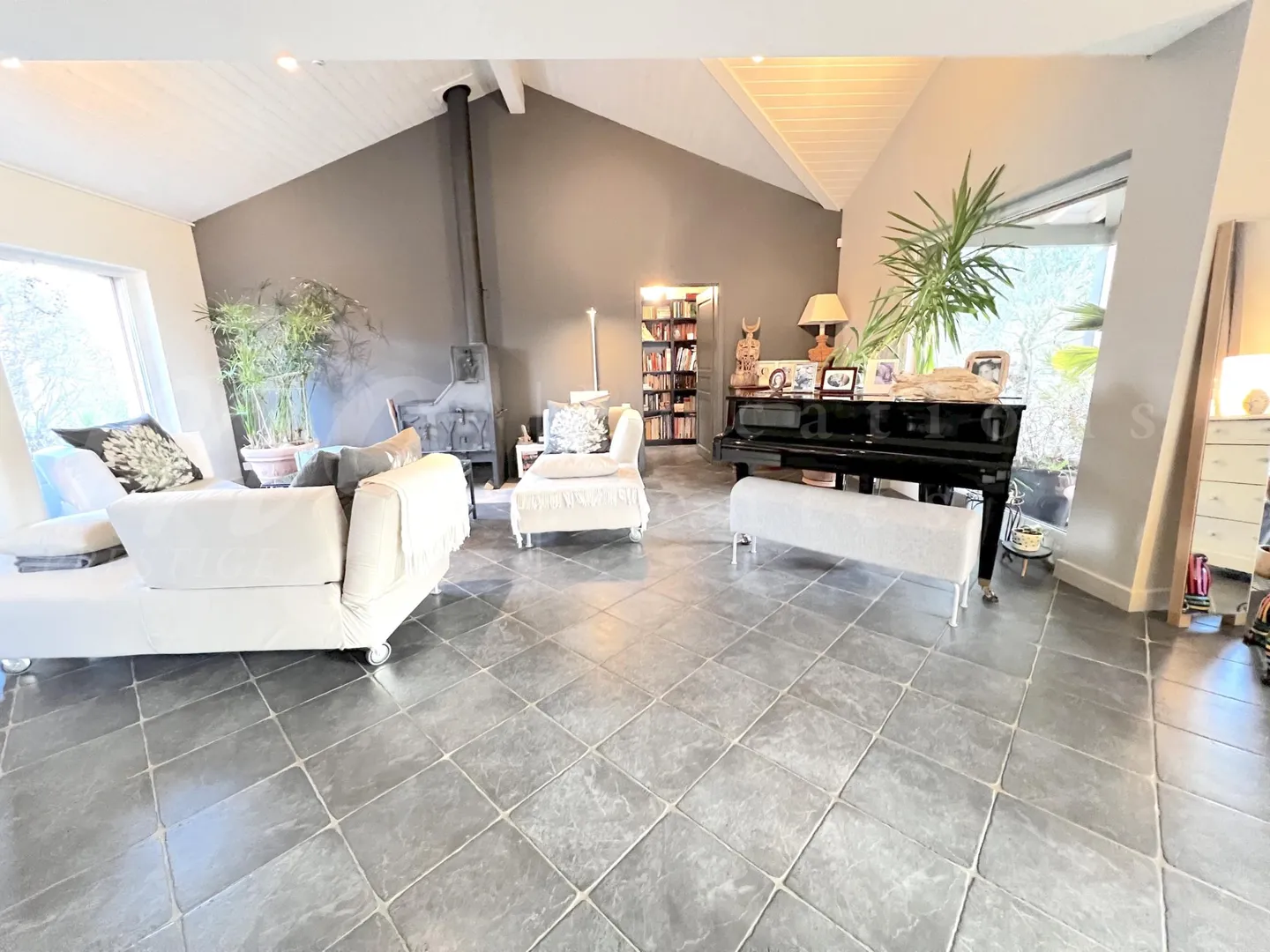 VERY BEAUTIFUL INDIVIDUAL HOUSE OF 250 m2 Living Space WITH LARGE GARDEN OF 1100 m2 - Photo 5 of 9