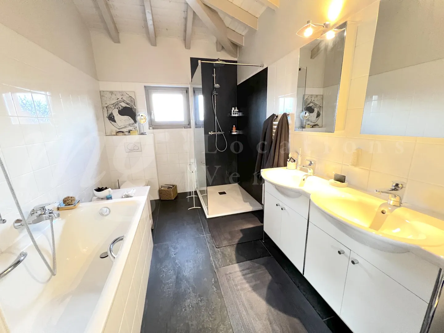 VERY BEAUTIFUL INDIVIDUAL HOUSE OF 250 m2 Living Space WITH LARGE GARDEN OF 1100 m2 - Photo 7 of 9