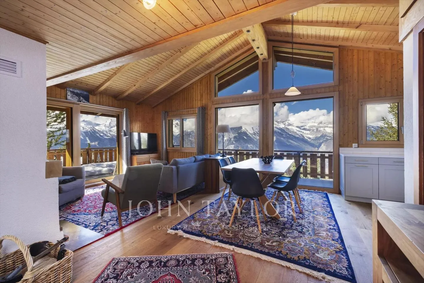 CHALET MAGNIFICO - VISTA PANORAMICA - Foto 2 di 12
