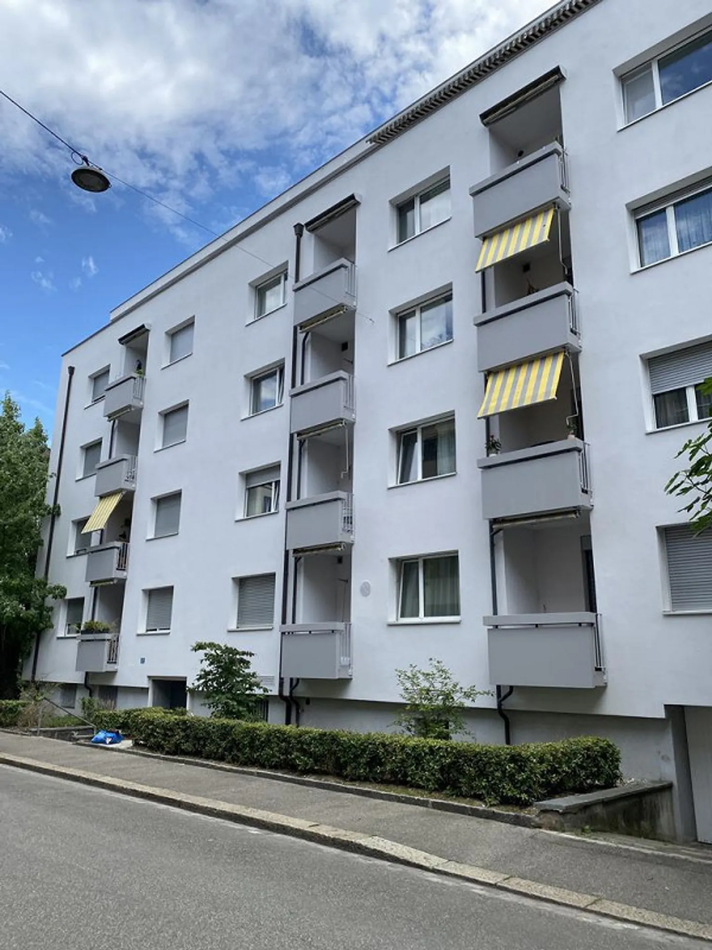 Renovated 2.5-room apartment in the Iselin district - Photo 1 of 7