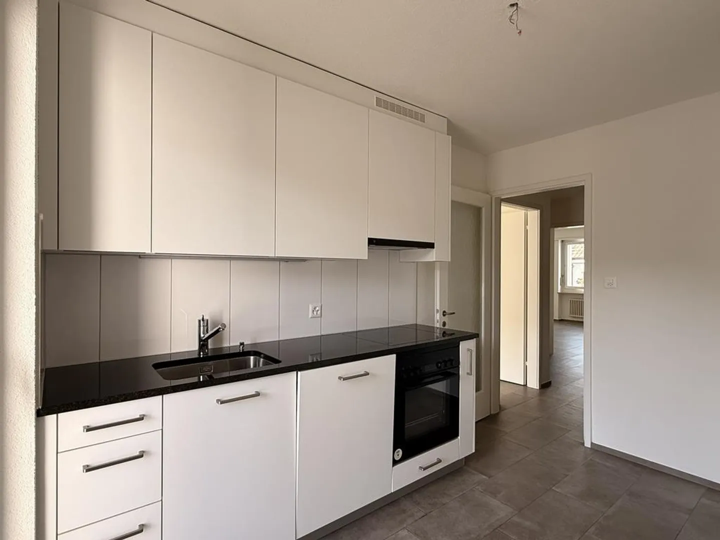 Renovated 2.5-room apartment in the Iselin district - Photo 2 of 7