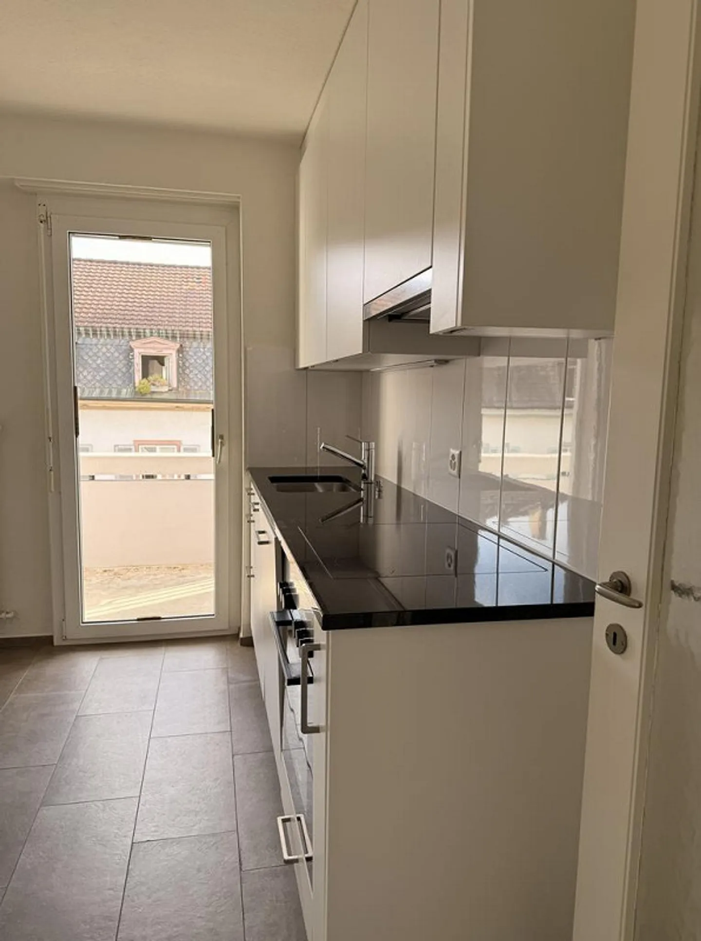 Renovated 2.5-room apartment in the Iselin district - Photo 3 of 7