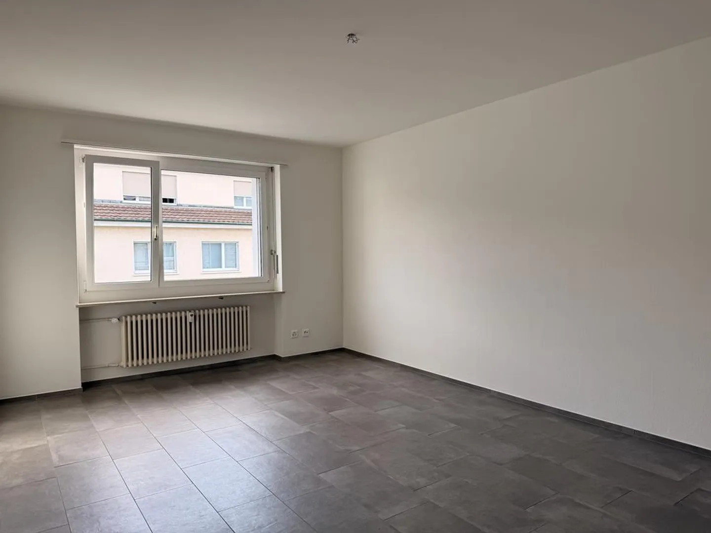 Renovated 2.5-room apartment in the Iselin district - Photo 4 of 7