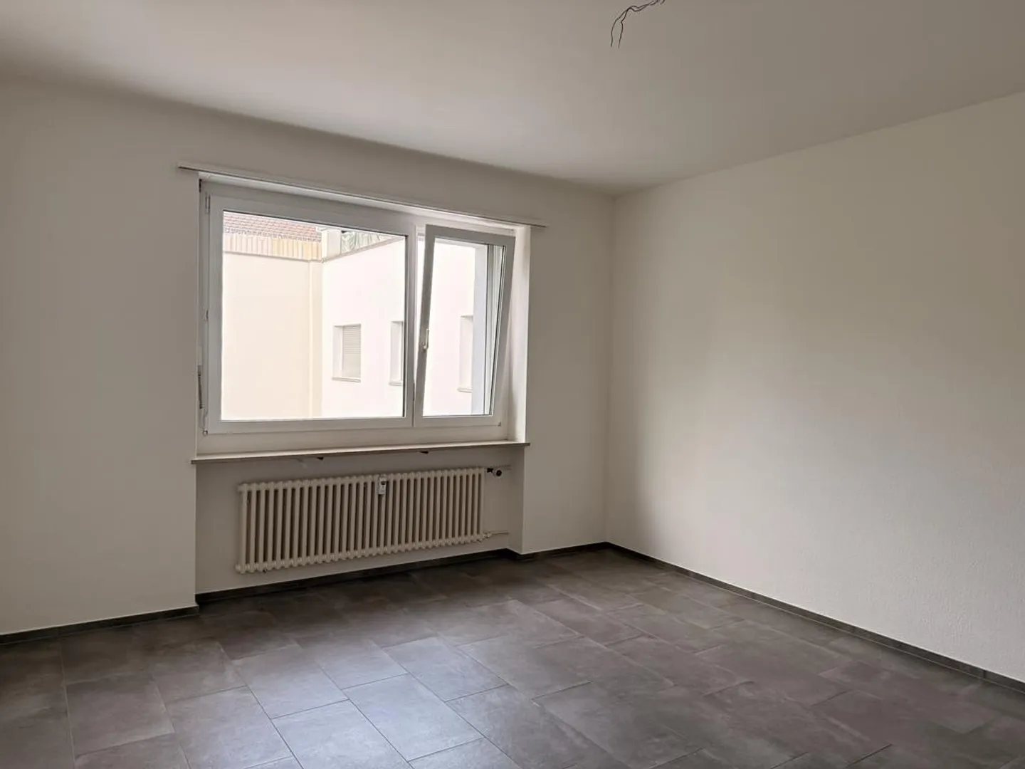 Renovated 2.5-room apartment in the Iselin district - Photo 5 of 7