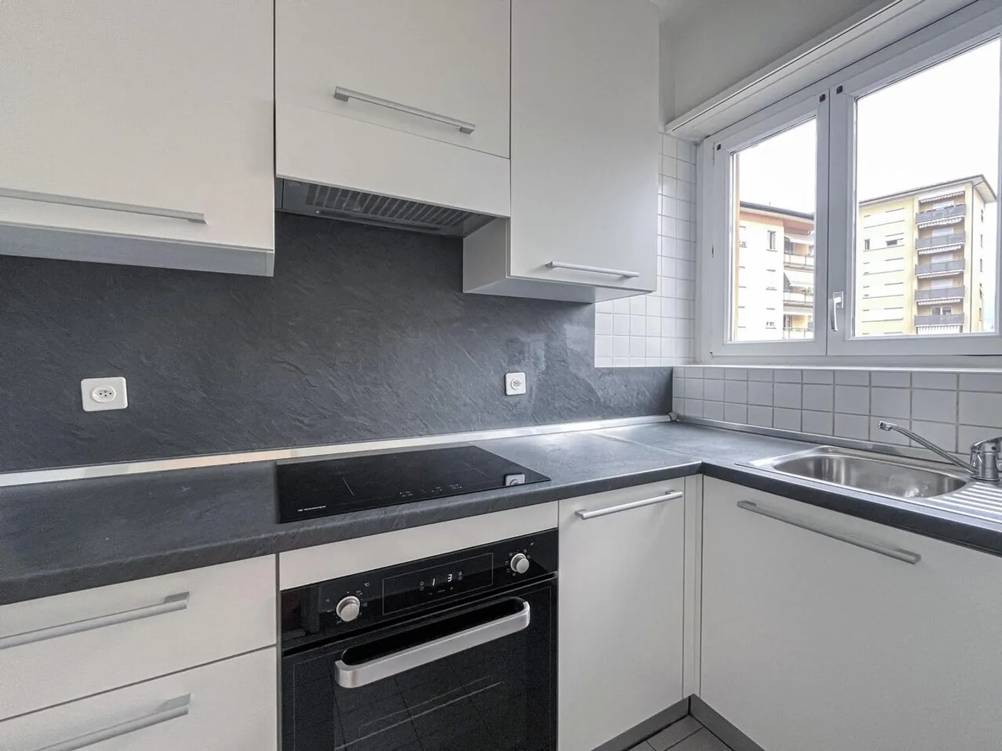 APPARTAMENTO 4.5 LOCALI IN ZONA PALAPENZ A CHIASSO - Foto 2 di 9