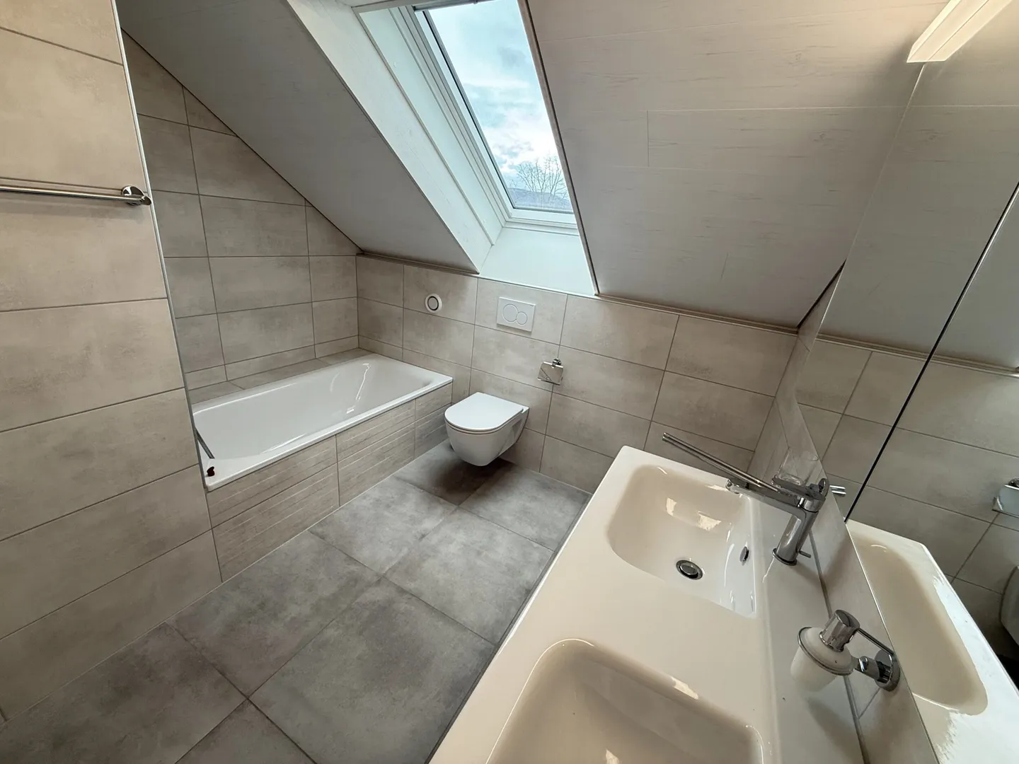 Modern Attic with Terrace View - Photo 8 of 13