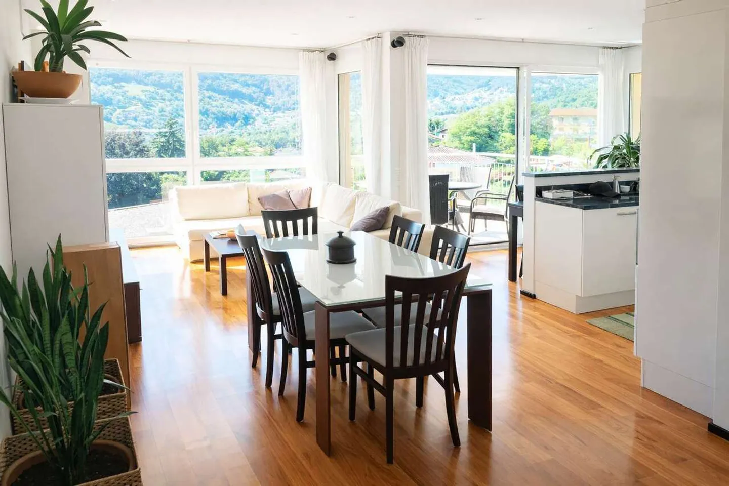 Appartamento moderno con piscina - Foto 1 di 12