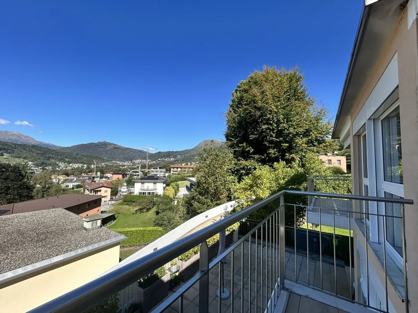 Appartamento moderno con piscina - Foto 4 di 12