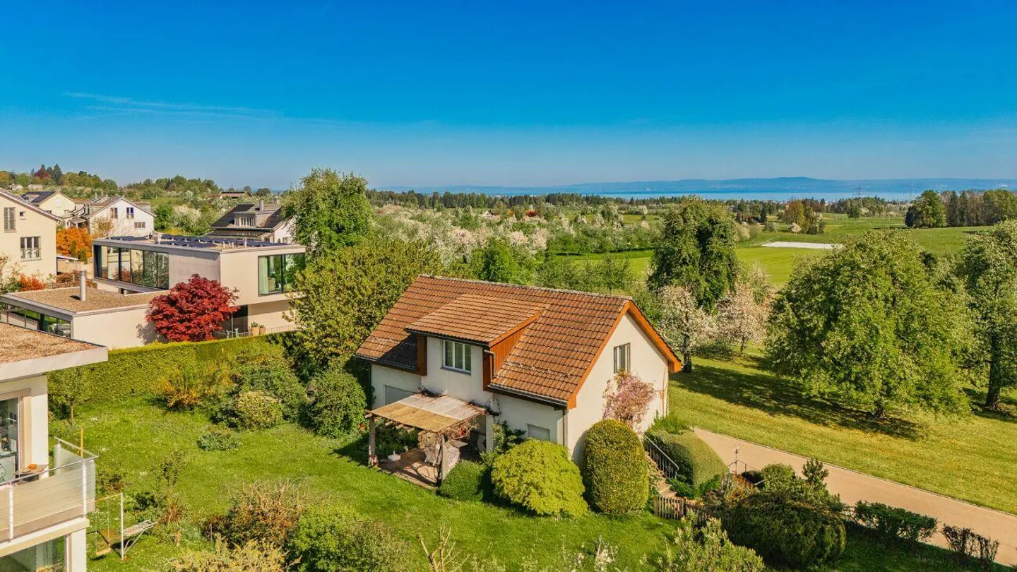 Casa unifamiliare indipendente in posizione privilegiata - Paradiso del giardino con vista sul lago e alta privacy - Foto 2 di 8