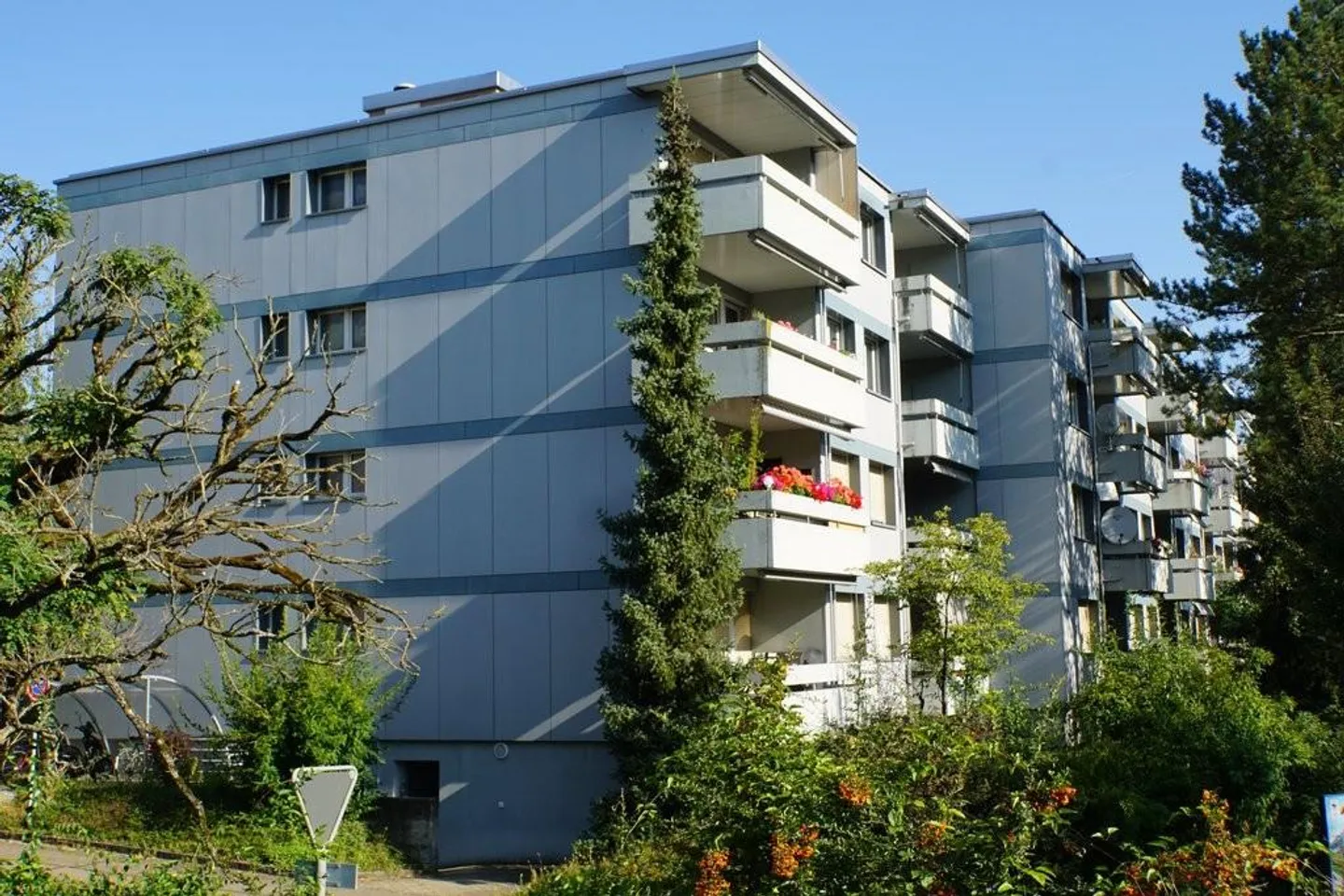 Appartement moderne 2 pièces dans un emplacement idéal à Aesch - Photo 1 sur 4