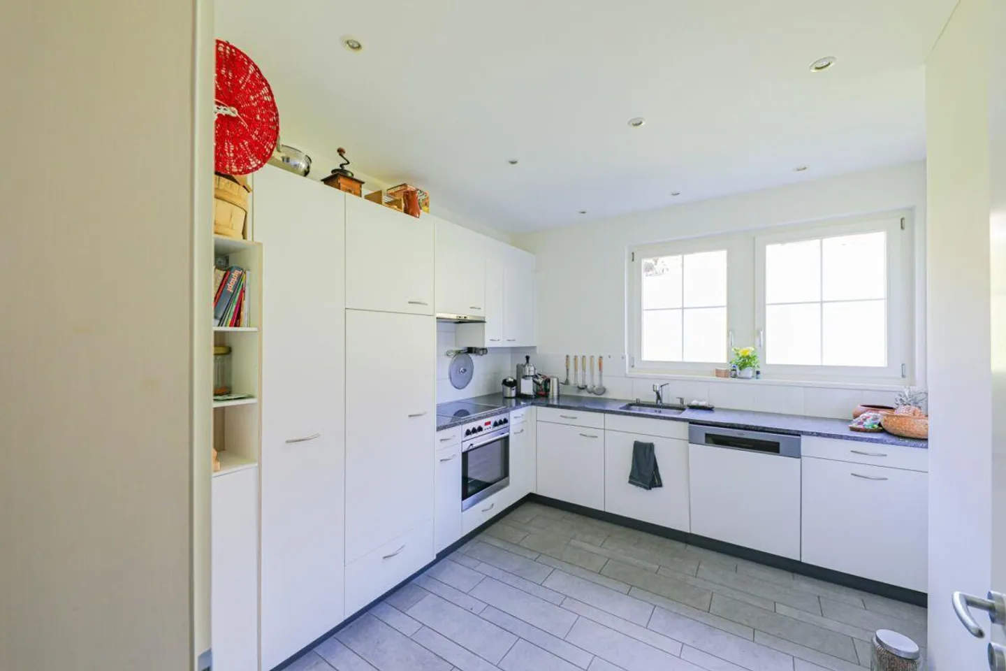 Appartement 3.5 pièces au rez-de-chaussée surélevé - Photo 2 sur 12