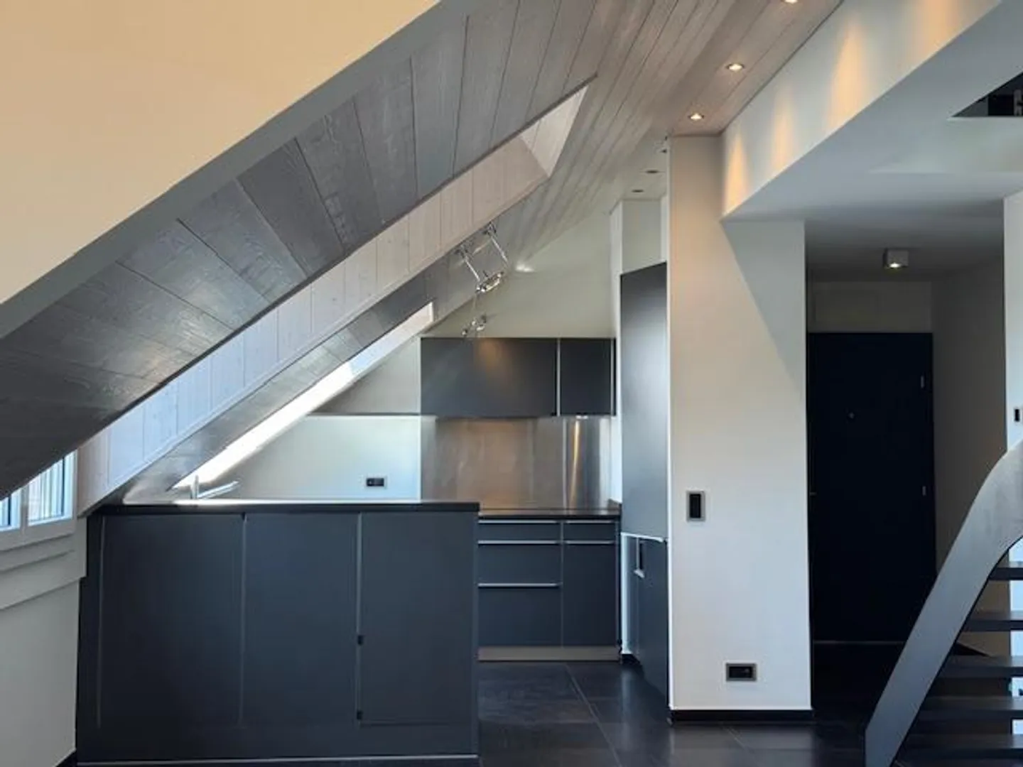 Schönes Dachgeschoss mit 6,5 Zimmern und einer großen Mezzanine im Zentrum von Founex - Foto 5 di 13