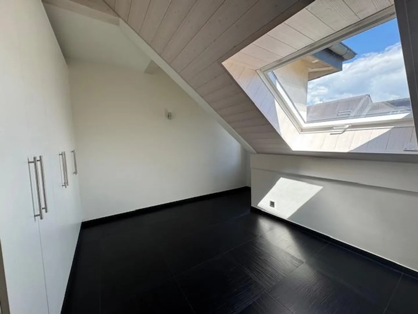Schönes Dachgeschoss mit 6,5 Zimmern und einer großen Mezzanine im Zentrum von Founex - Foto 8 di 13