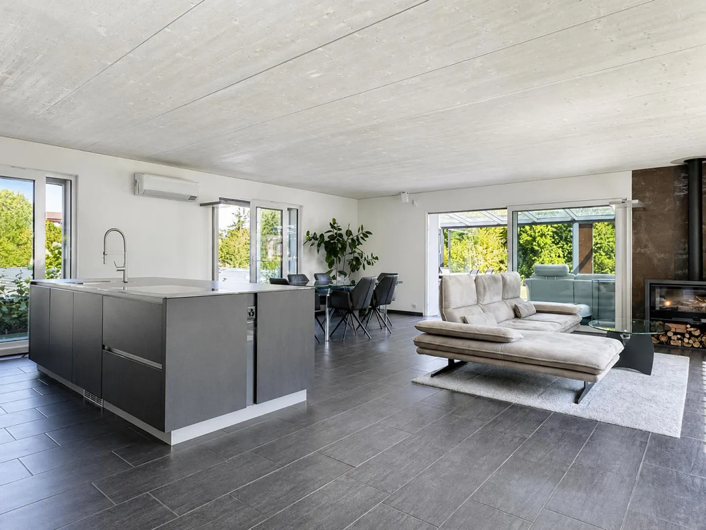 Living & Working Under One Roof – 350 m² Living Space Including Building Land - Photo 2 of 20