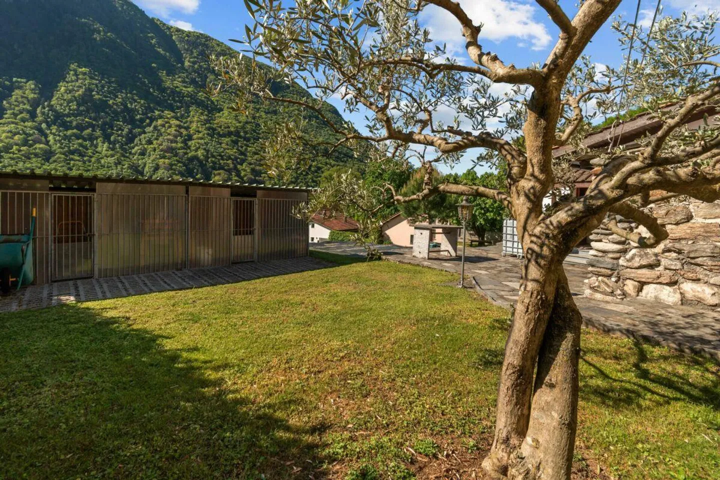 Villa prestigieuse avec deux unités résidentielles, piscine, grotte, dépendance et garage avec atelier - Photo 26 sur 26