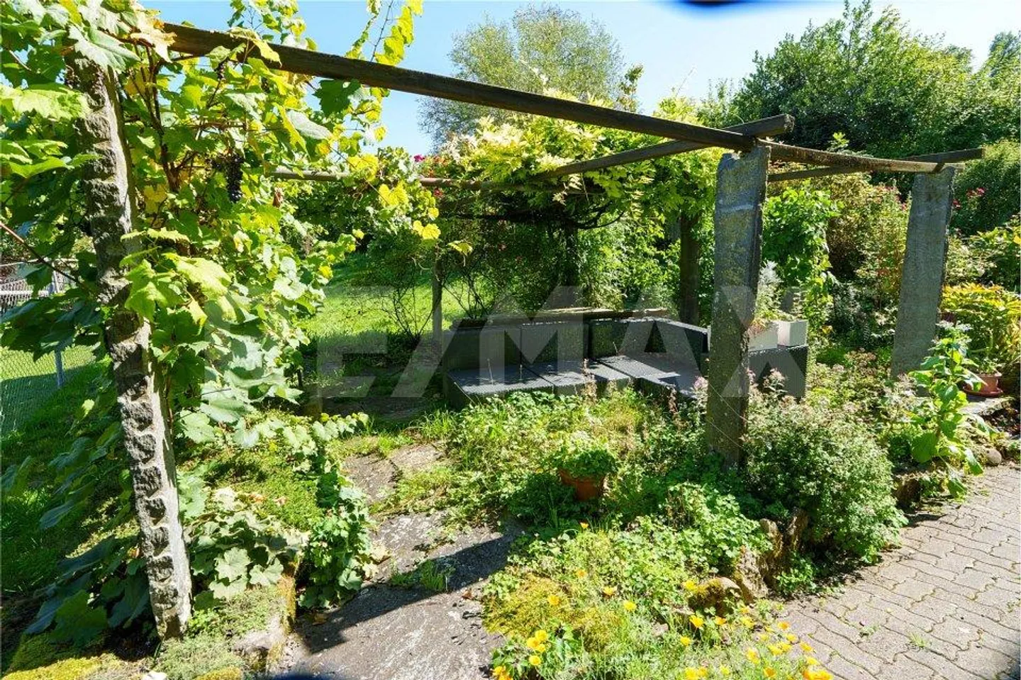 7 1/2 Room Maisonette Apartment with over 2,000 m2 Garden - Photo 2 of 12