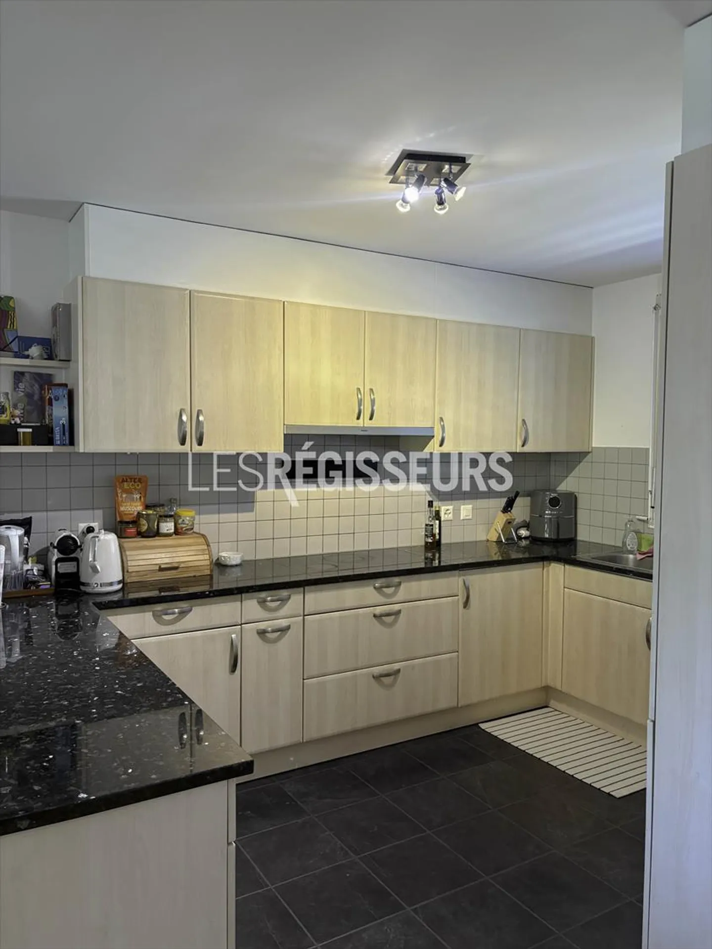Furnished 7-room villa with garden - Photo 2 of 12