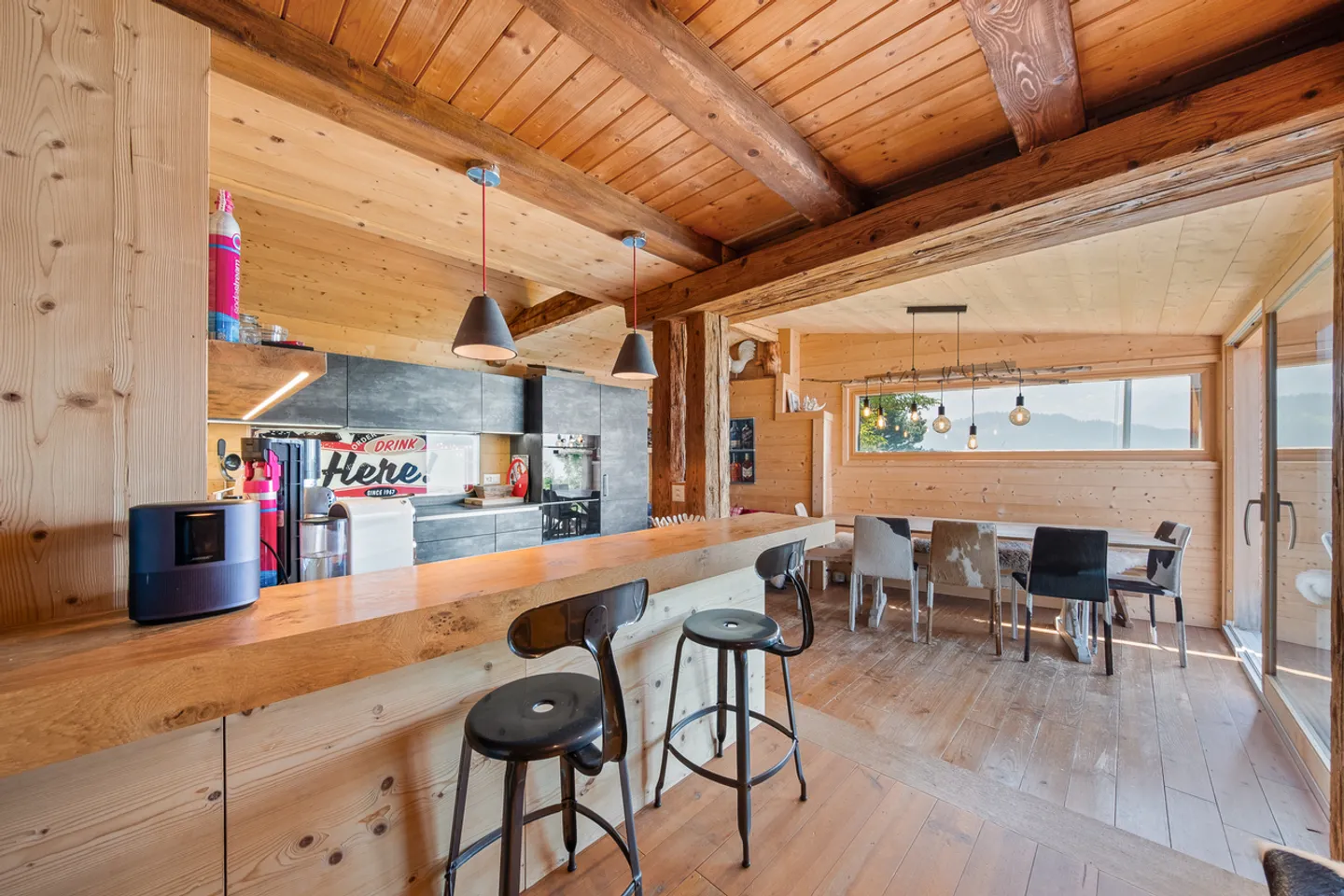 Rare! Magnifique chalet avec une vue imprenable sur les Alpes - Photo 5 sur 13