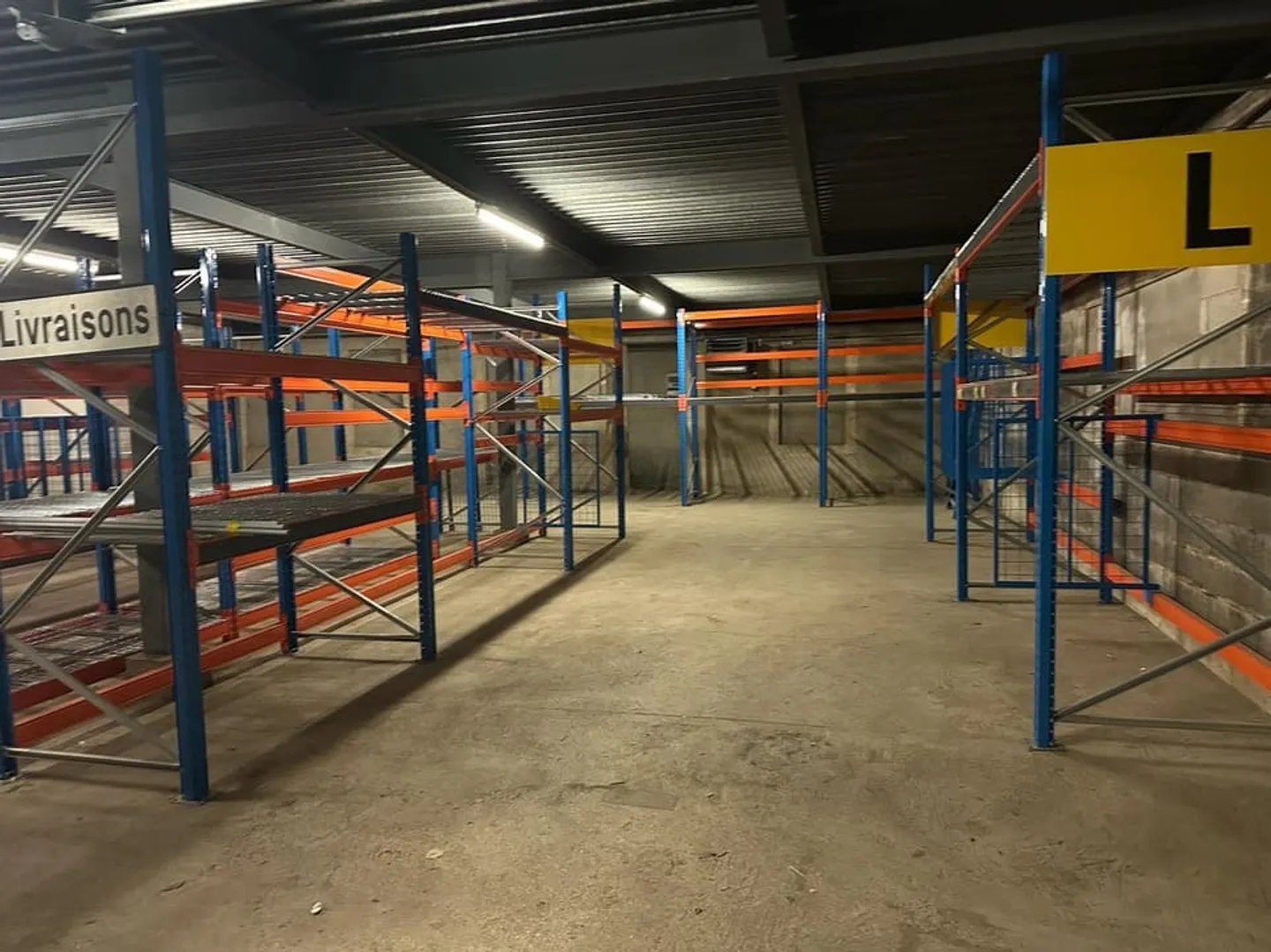 Deposito di 263m2 in affitto nel centro di Cernier - Foto 3 di 5