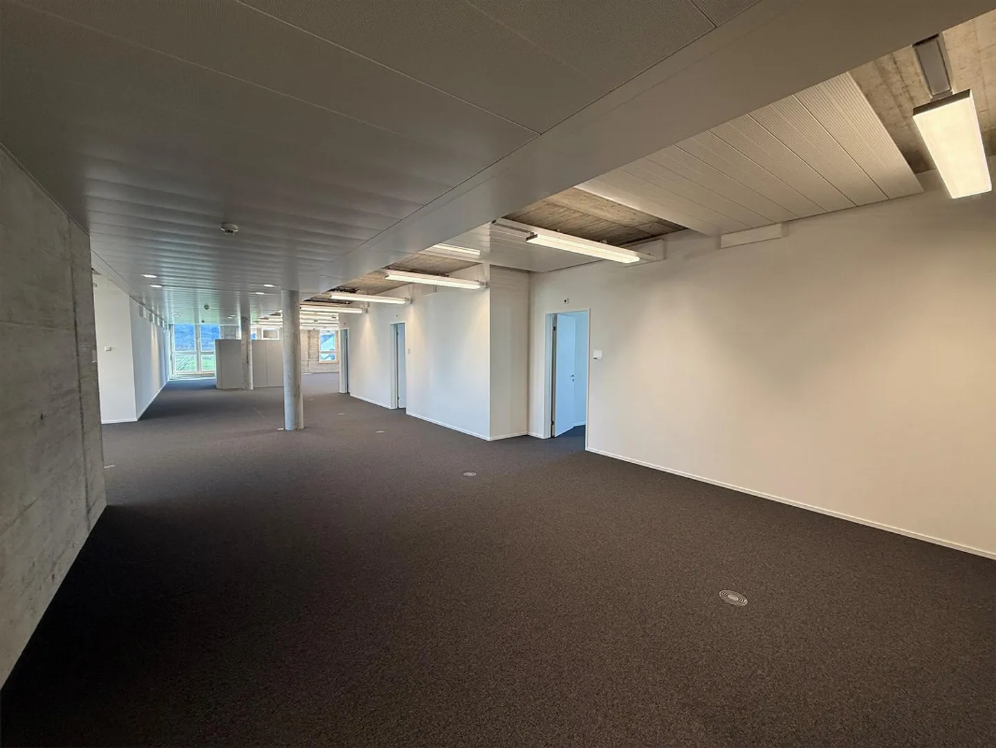 Attractive Office Space (380 m2) - Photo 3 of 11