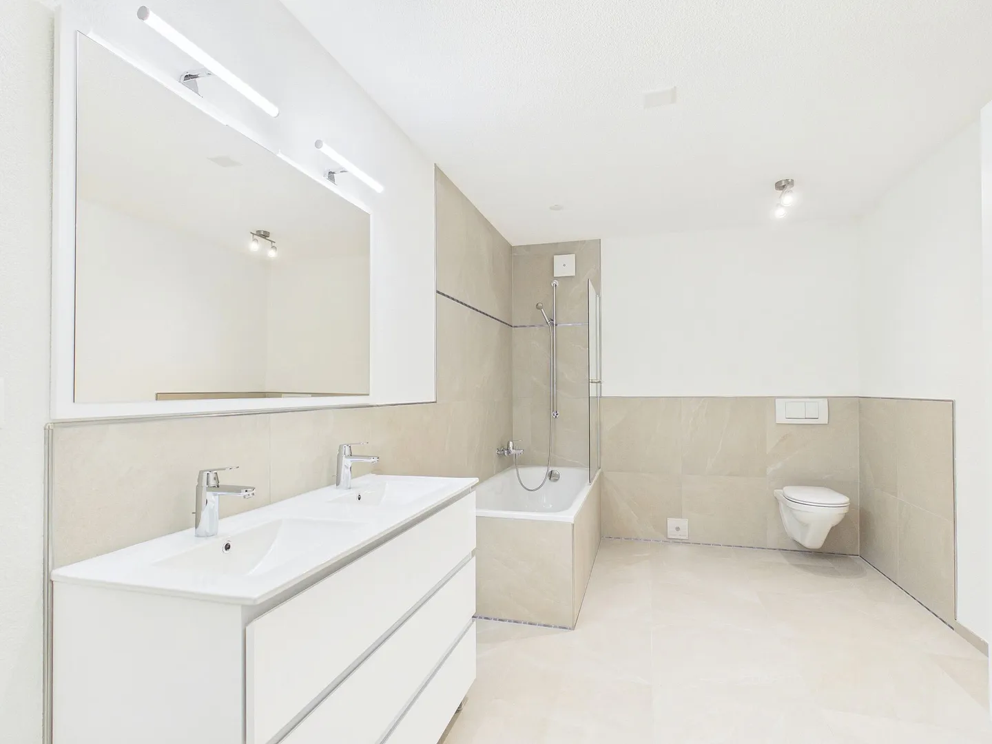 Spacious and Quiet Apartment with Balcony in Alle - Photo 3 of 19