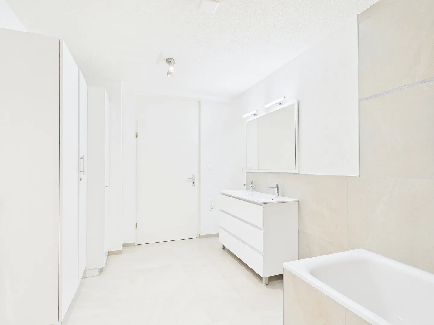 Spacious and Quiet Apartment with Balcony in Alle - Photo 4 of 19