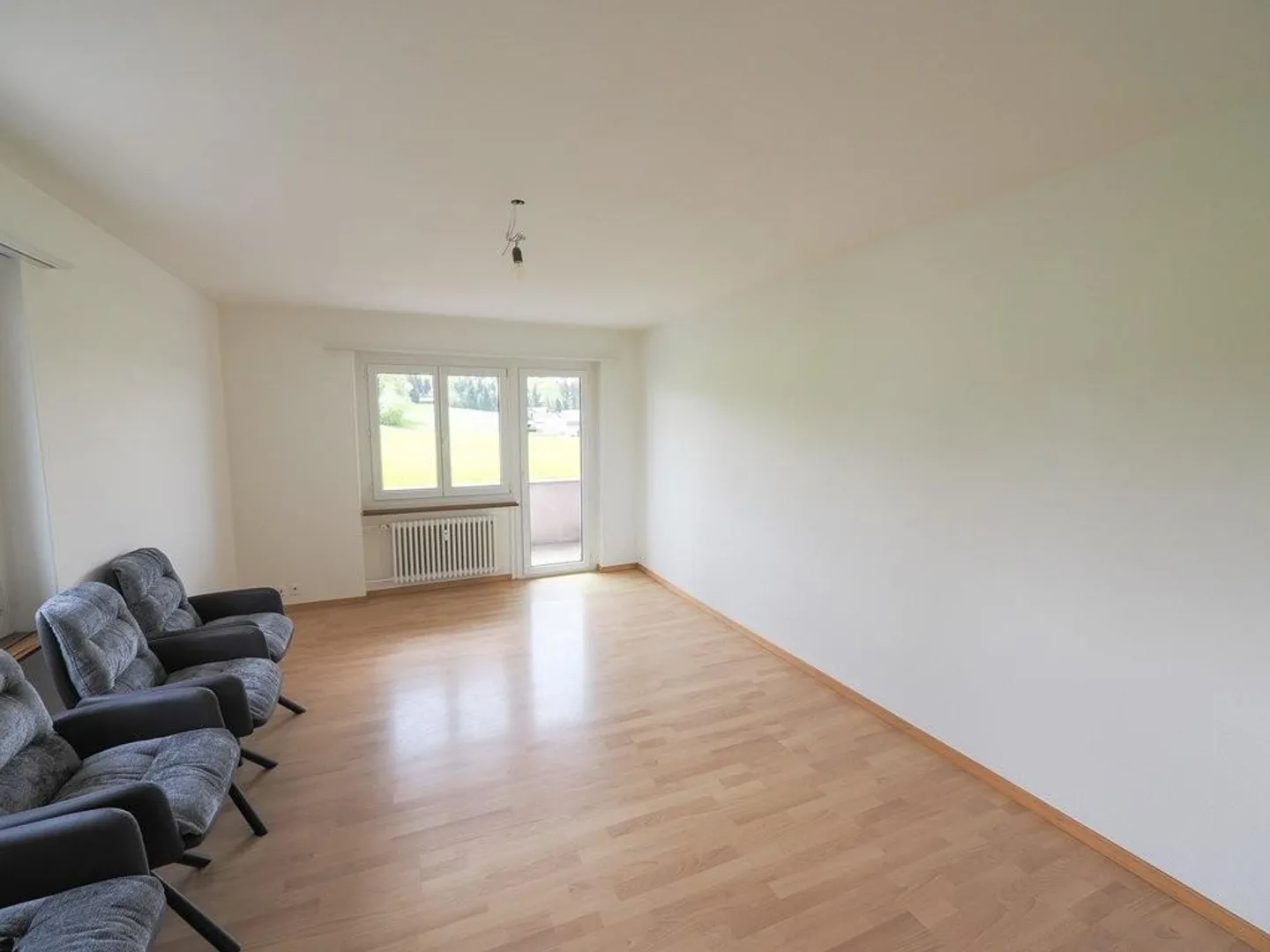 Appartement 3 pièces fraîchement rénové et ensoleillé à louer - Photo 2 sur 9